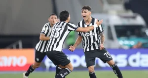 Com gol no último lance, Botafogo bate Santos na volta do BrasileirãoPanamenho Kadir, de 18 anos, aproveita falha para garantir o triunfo. Com gol no último lance, Botafogo bate Santos na volta do Brasileirão
