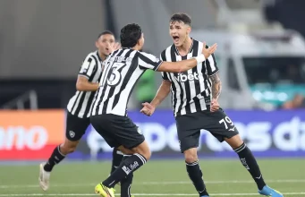 Com gol no último lance, Botafogo bate Santos na volta do Brasileirão Com gol no último lance, Botafogo bate Santos na volta do Brasileirão