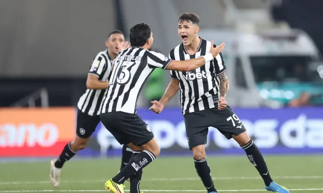 Com gol no último lance, Botafogo bate Santos na volta do Brasileirão Com gol no último lance, Botafogo bate Santos na volta do Brasileirão