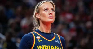 Sophie Cunningham reafirma posição sobre atletas trans no esporte feminino e reacende debate internacionalJogadora do Indiana Fever voltou a defender que competições femininas sejam disputadas apenas por atletas do sexo feminino biológico. Declarações dividiram opiniões dentro e fora da WNBA. Sophie Cunningham