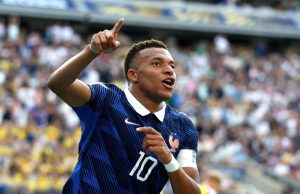 Com dois gols de Mbappé, França despacha Suécia e avança às oitavasAtacante desponta como o que mais fez gols em jogos mata-mata. Com dois gols de Mbappé, França despacha Suécia e avança às oitavas