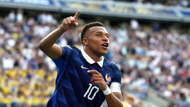 Com dois gols de Mbappé, França despacha Suécia e avança às oitavas