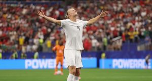 Haaland decide, Noruega vence Costa do Marfim e vai pegar o BrasilAstro norueguês chega a cinco gols e briga pela artilharia do Mundial. Haaland decide, Noruega vence Costa do Marfim e vai pegar o Brasil