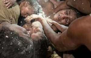 Mãe mantém três filhos vivos ao amamentá-los durante 11 dias sob escombros de terremoto na Venezuela; veja o vídeoFamília foi resgatada com vida após ficar presa em área atingida pelos terremotos em La Guaira; história emocionou equipes de resgate e repercutiu nas redes sociais. Mãe mantém três filhos vivos ao amamentá-los durante 11 dias sob escombros de terremoto na Venezuela; veja o vídeo
