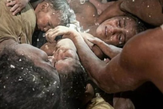 Mãe mantém três filhos vivos ao amamentá-los durante 11 dias sob escombros de terremoto na Venezuela; veja o vídeo Mãe mantém três filhos vivos ao amamentá-los durante 11 dias sob escombros de terremoto na Venezuela; veja o vídeo