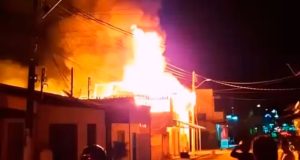 Incêndio destrói estância próxima ao Bumbódromo e deixa cinco famílias desabrigadas em ParintinsChamas consumiram completamente o imóvel durante a noite; apesar dos prejuízos, não houve registro de feridos.