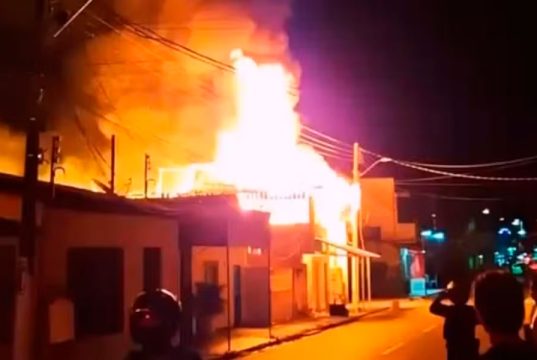 Incêndio destrói estância próxima ao Bumbódromo e deixa cinco famílias desabrigadas em Parintins