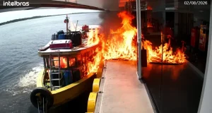 Barco explode durante abastecimento e é destruído por incêndio em BarcelosCâmeras de segurança registraram o momento em que as chamas tomaram a embarcação. Ocupantes conseguiram escapar; possível presença de um fumante será investigada. Barco explode durante abastecimento e é destruído por incêndio em Barcelos
