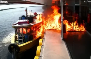 Barco explode durante abastecimento e é destruído por incêndio em BarcelosCâmeras de segurança registraram o momento em que as chamas tomaram a embarcação. Ocupantes conseguiram escapar; possível presença de um fumante será investigada. Barco explode durante abastecimento e é destruído por incêndio em Barcelos